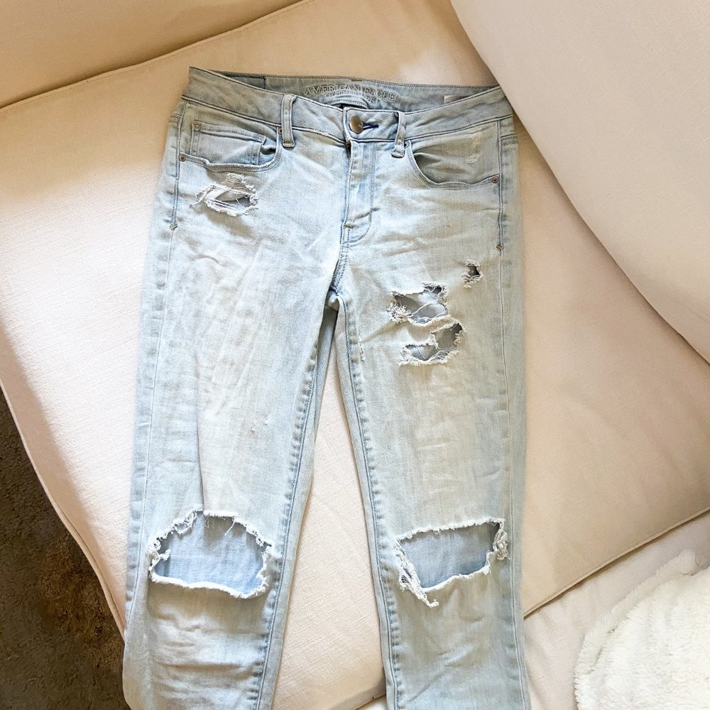 American Eagle Lightwash Distressed Jeans